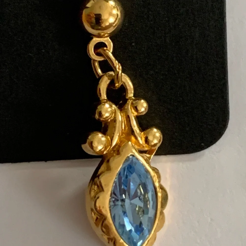 Vintage 1989 AVON Goldtone Blue Rhinestone Victorian Pierced Earrings - Picture 13 of 13